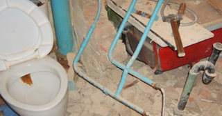 Профессиональный демонтаж перегородки ванной и туалета в Салавате - от 574 рублей